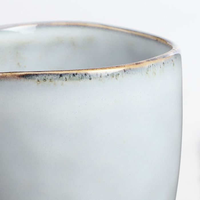 Nærbillede af krus fra Tabo servicesæt i lysegrå