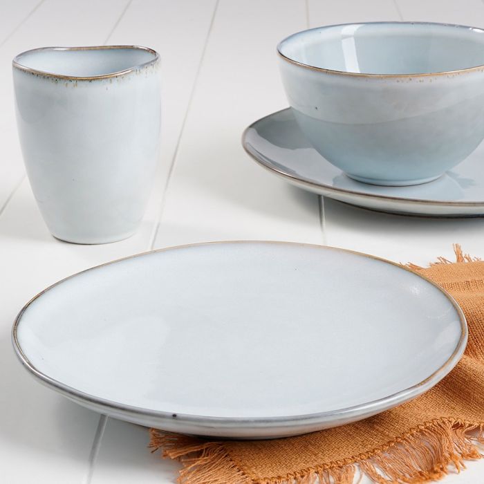 Tabo service i lysegrå på orange dækkeserviet