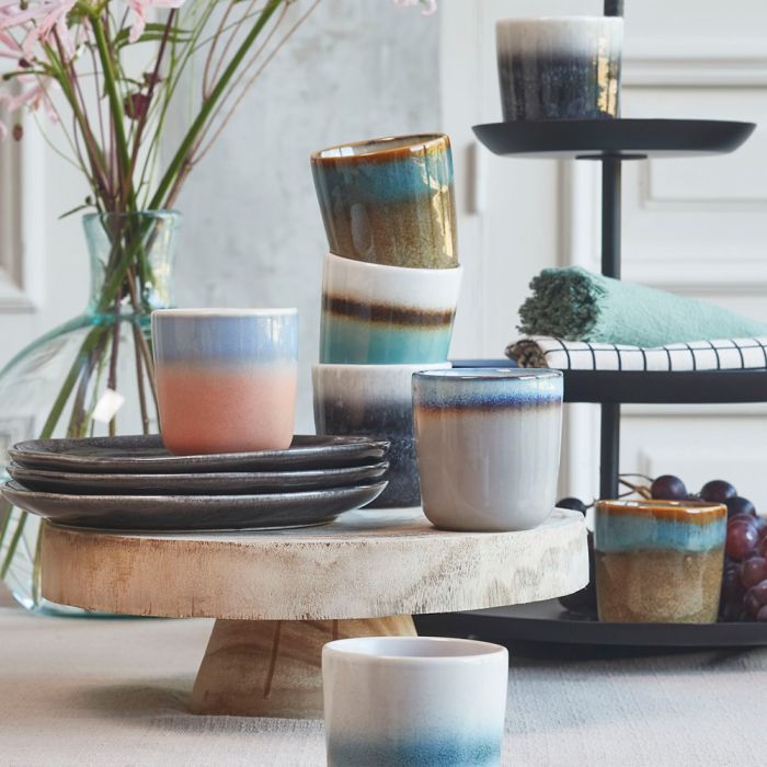 Tabo stentøj frokosttallerkener sort med farverige kaffekrus