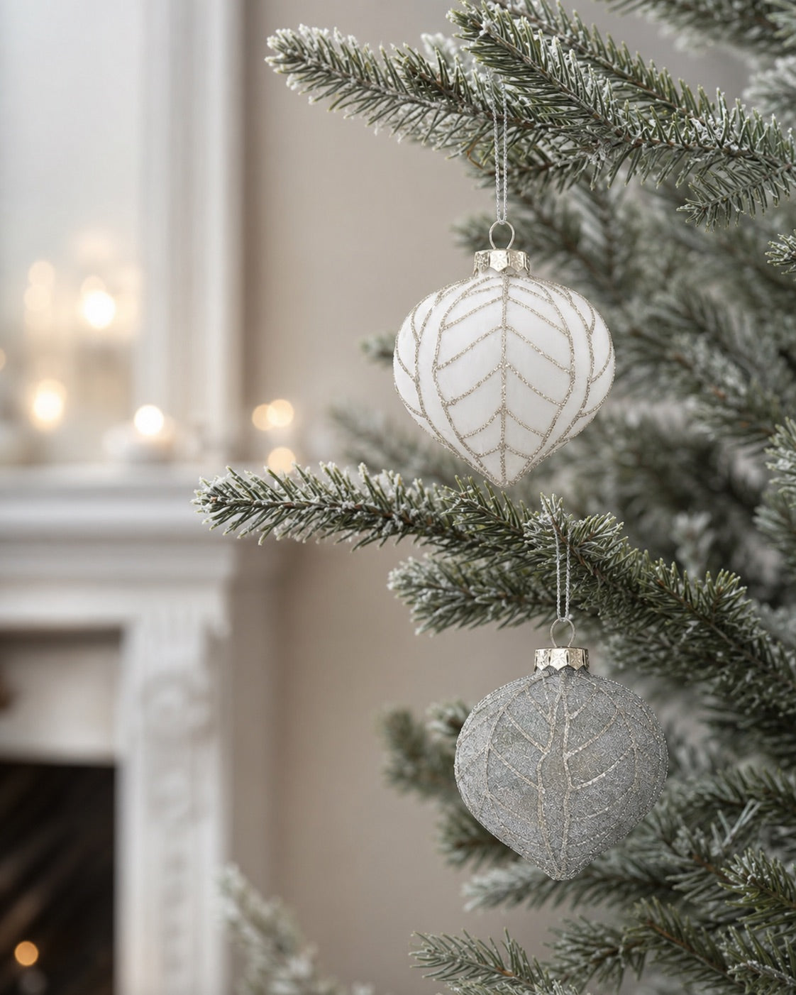 Bulb shaped Christmas ball with leaf