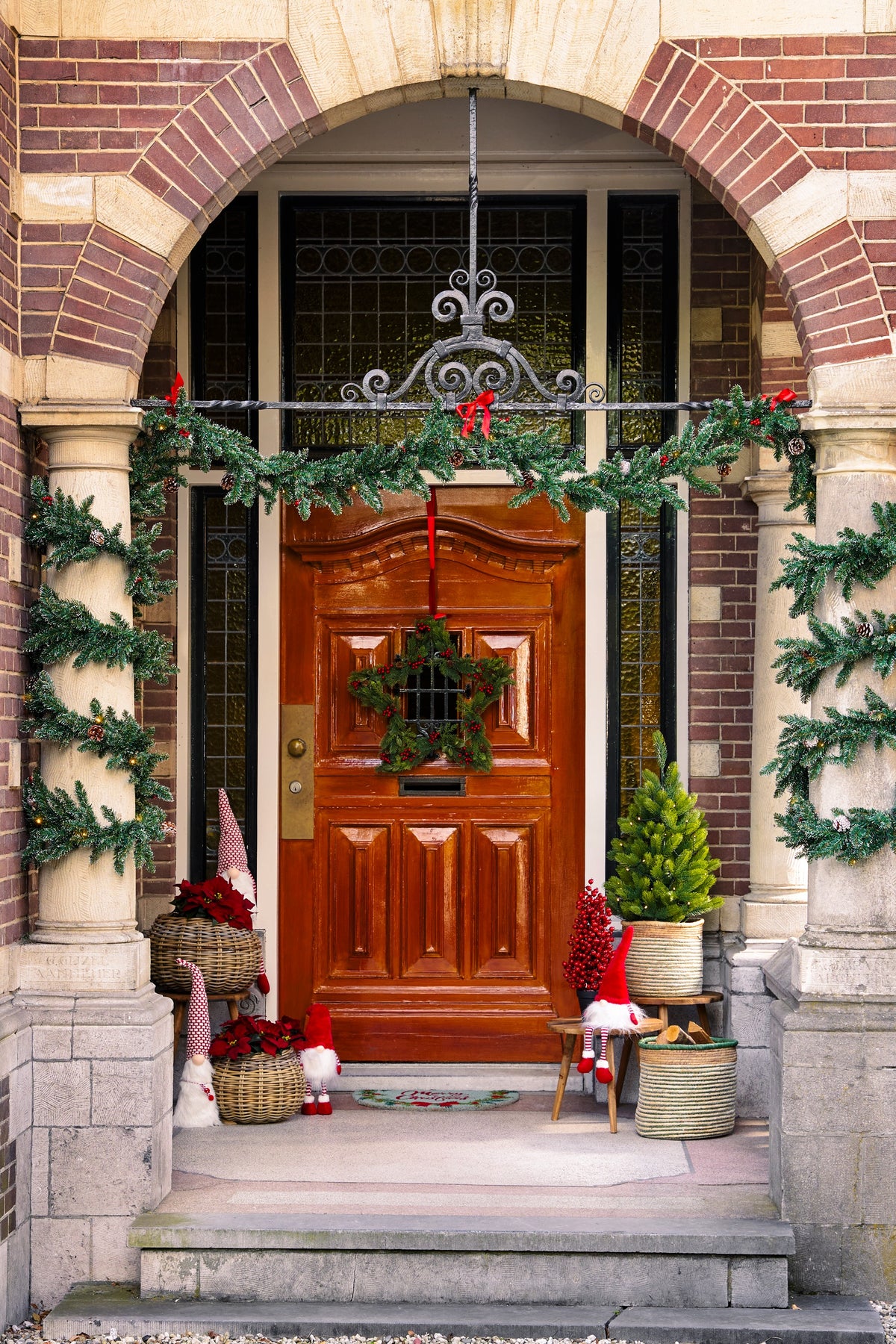 Creston fir garland with lights, 10 m long, for house entrance