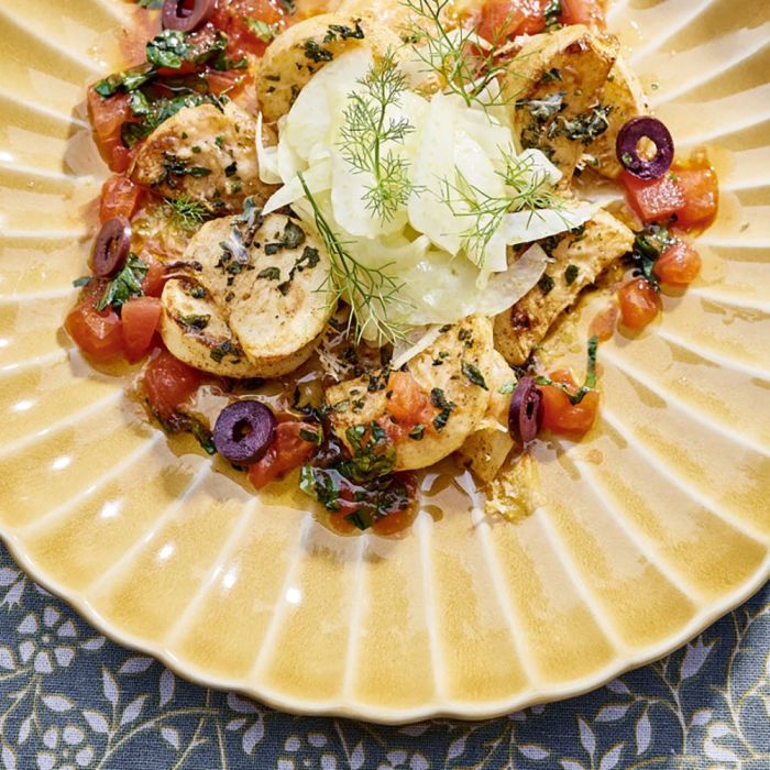 Pesca frokosttallerken i okkerfarve med tomatsalat