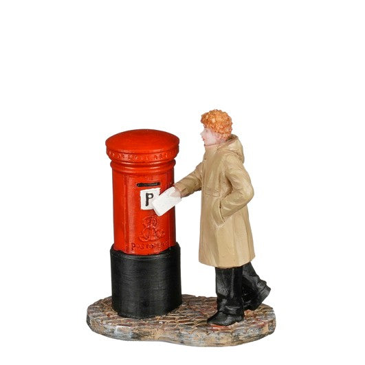 LuVille Postkasse med dame, der sender brev. Figur til juleby.