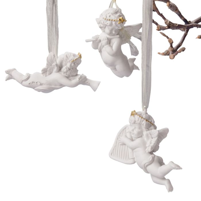Hvide Engle med guldfarvet hårbånd til ophæng. Englene findes i 3 varianter, hver med deres musik instrument. Flotte detaljer fra Pobra.