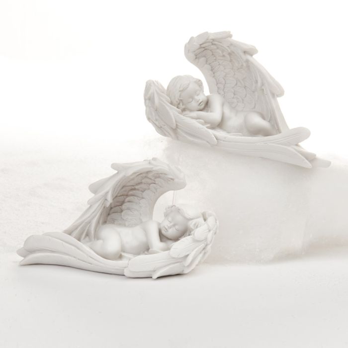 Hvid engel sovende i sin egen vinger. Meget smuk figur, som fylder en med fredelige og kærlige tanker. Englene er i to udgaver, som vender hver sin vej. Fra Pobra.