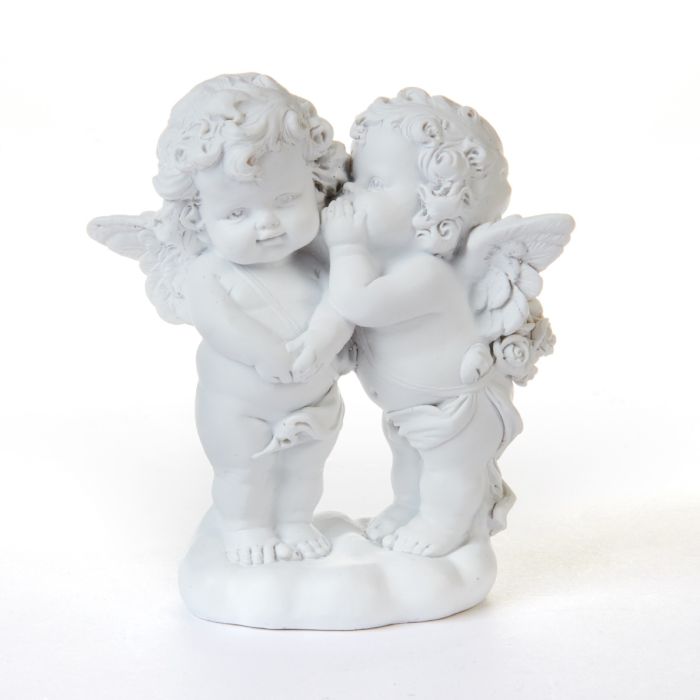 To meget søde og charmerende engle med smukke detaljer. Den ene engel hvisker i den andens øre. Smuk figur, som fortjener mere end kun at stå fremme til jul. Fra Pobra.