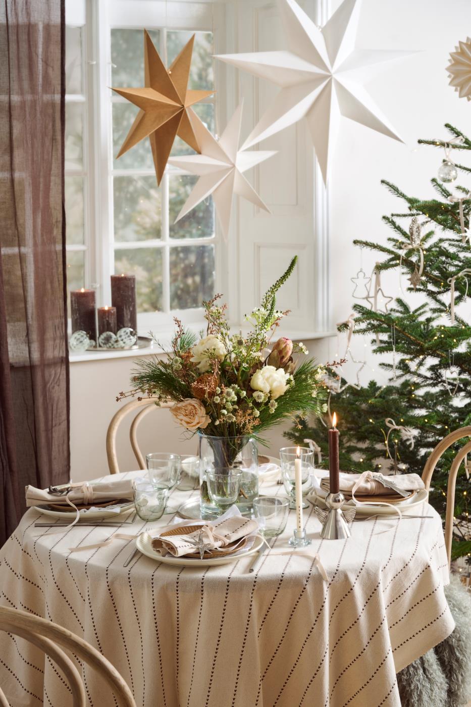 Velourbånd i farven kit fra Ib Laursen bundet rundt om servietter på julebord