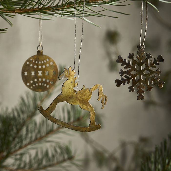 Julepynt i guldfarvet metal