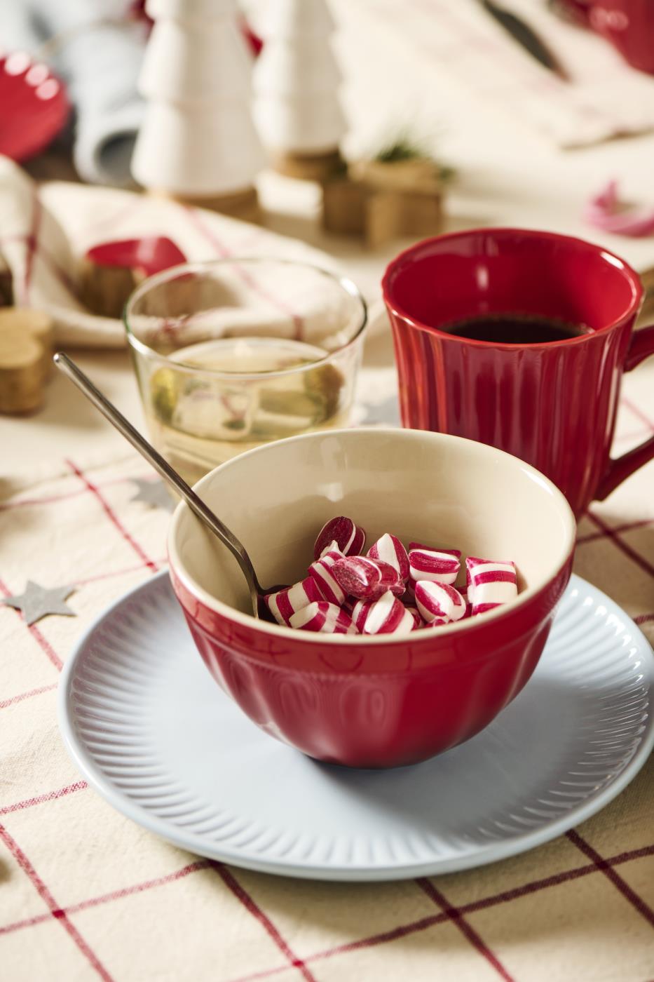 Krus med riller fra Ib Laursens Mynte-serie i Strawberry rød med kaffe i samt andet service fra serien