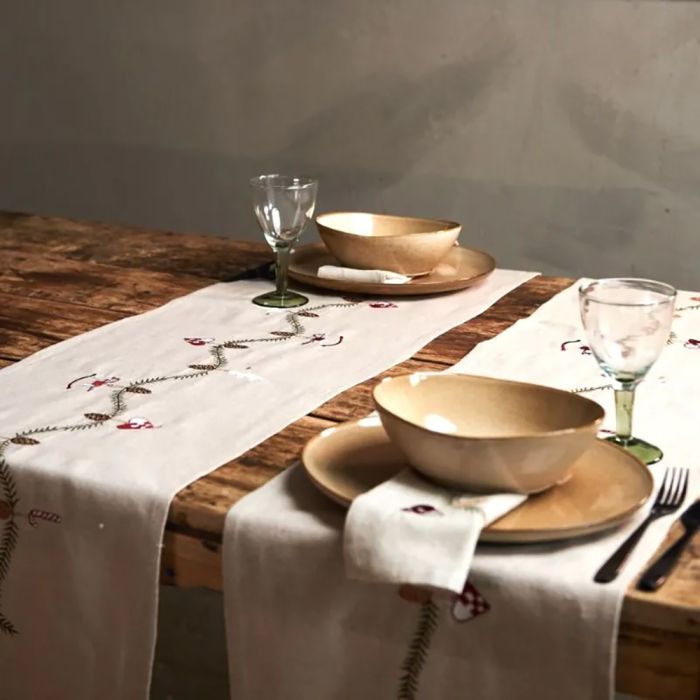 Bord dækket med Speedtsberg vinglas på grøn fod