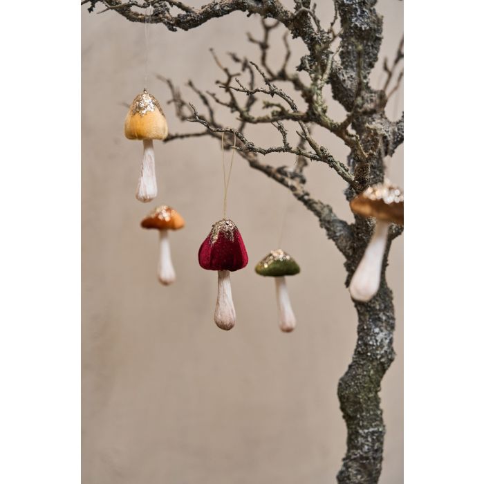 Bløde svampe hængende på gren.