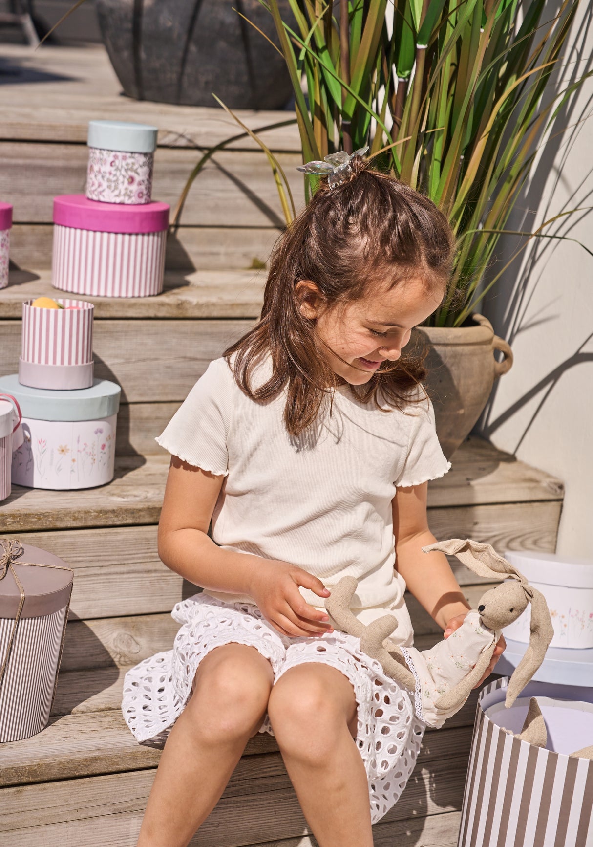 Pige leger med Lulu kanin i blødt stof fra Speedtsberg