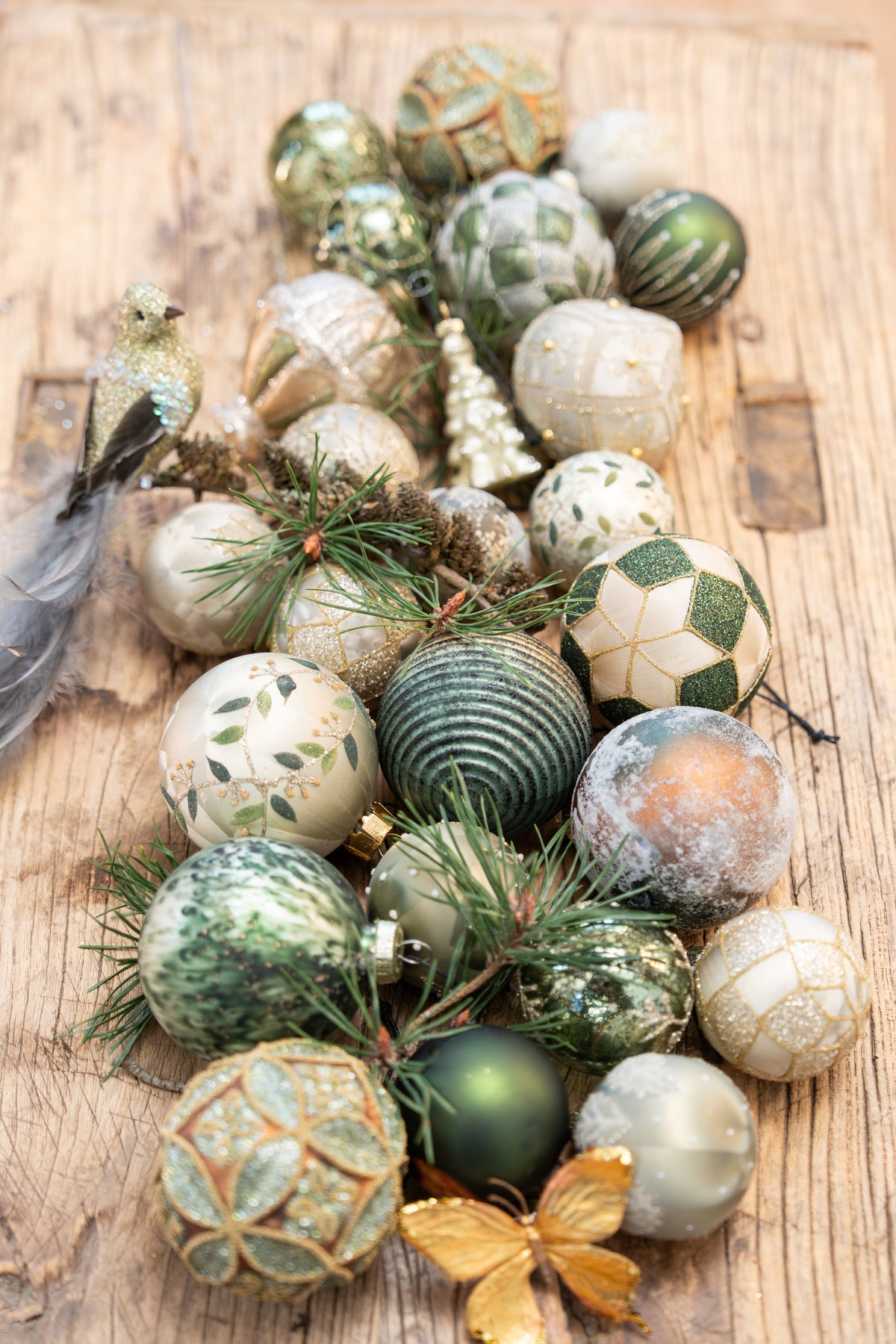 Table decoration with glass Christmas baubles from Speedtsberg