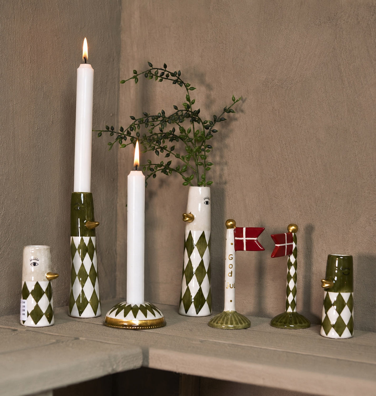 Merry Christmas flag with matching ceramics in olive-green shades from Speedtsberg