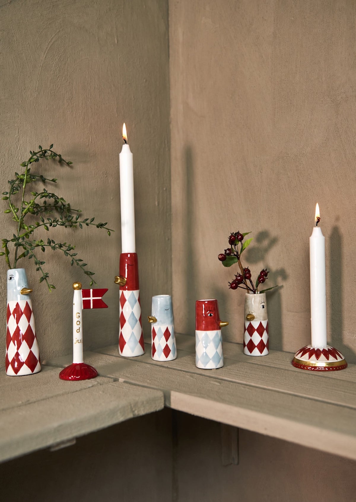 'God Jul' flag with matching ceramics in red and light blue shades from Speedtsberg
