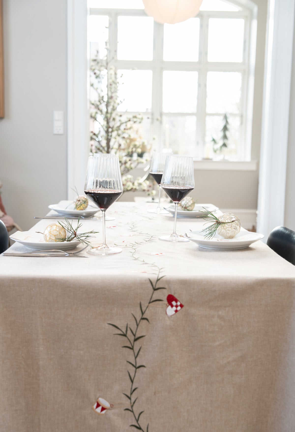 Table set with a Christmas tablecloth featuring an embroidered Christmas garland from Speedtsberg
