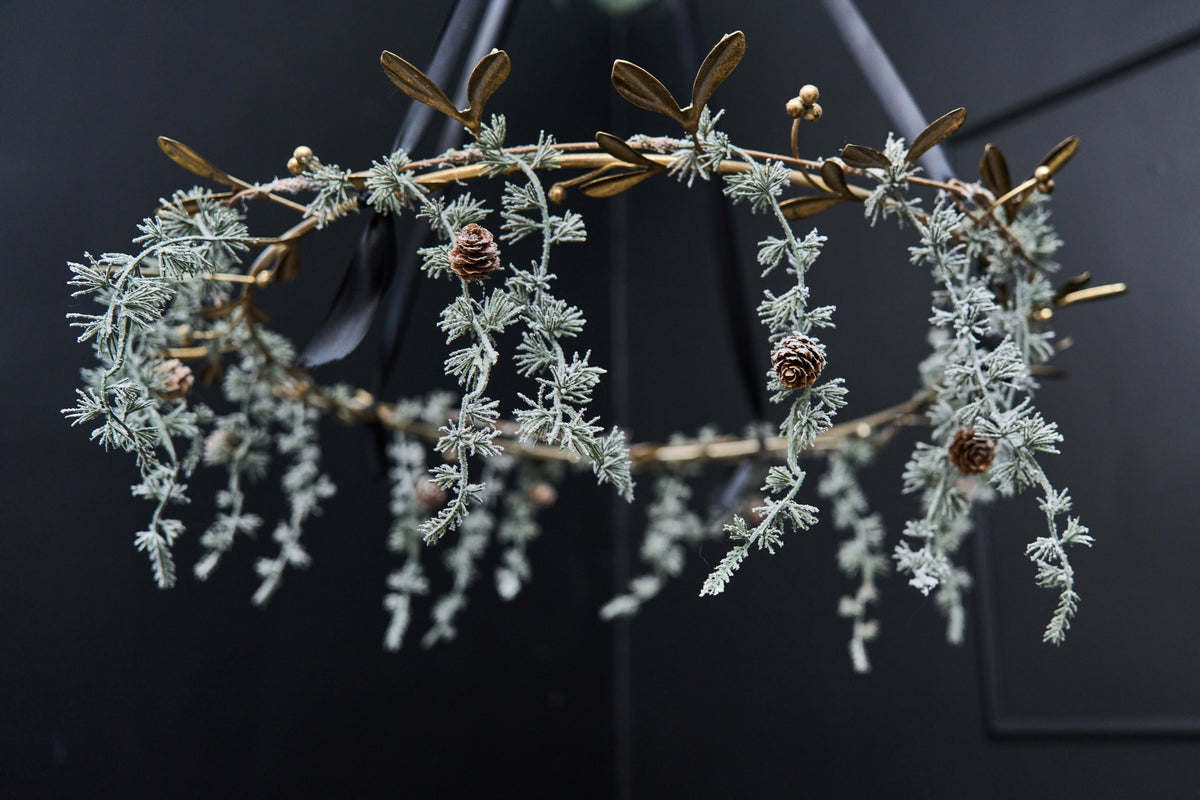 Cedar garland with snow and pine cones, 183 cm long, from Speedtsberg, used around a wreath
