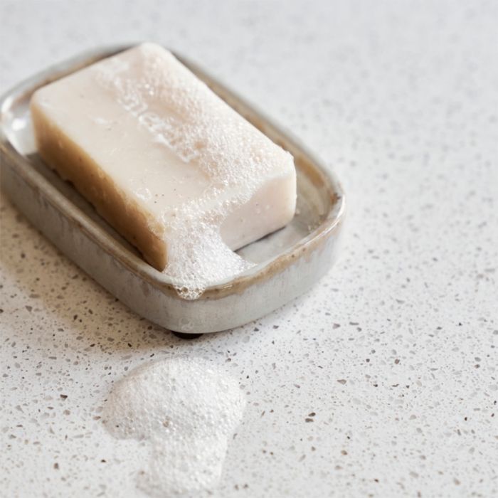 Meraki Datura sæbeholder i stentøj med sæbe liggende i