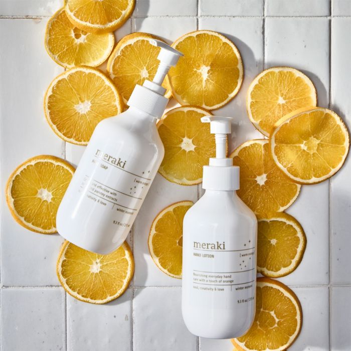 Håndsæbe og håndlotion Warm orange winter moment liggende på appelsinskiver