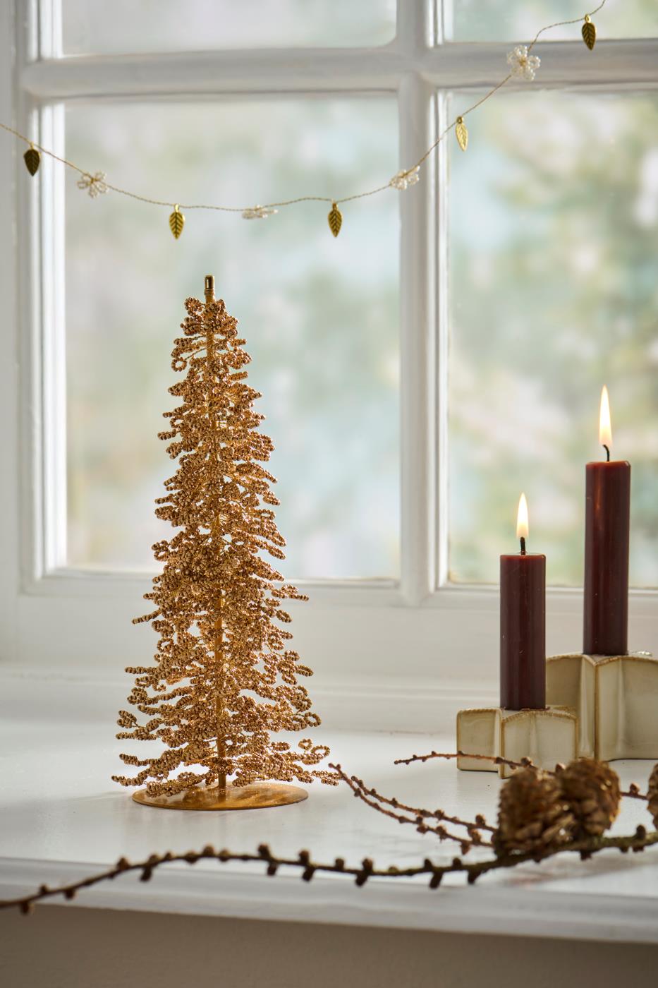 Garland with white beads and gold-toned leaves for window decoration