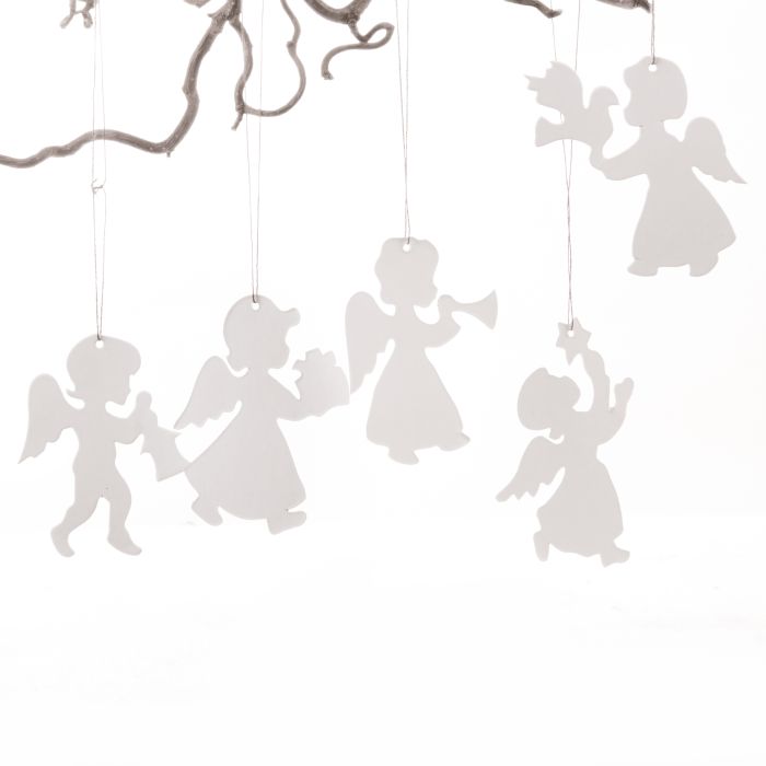 Engle skåret i hvidt karton til ophæng. Alle engle bærer forskellige ting i hænderne her i blandt en lygte, en due, en gave m.v. Fra Pobra.