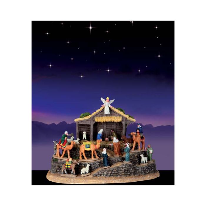 Krybbespil med landskabs baggrund, hvor stjernerne på himlen lyser skiftevis. Med alle de traditions rigtige figurer i flotte farver. Fra Lemax.