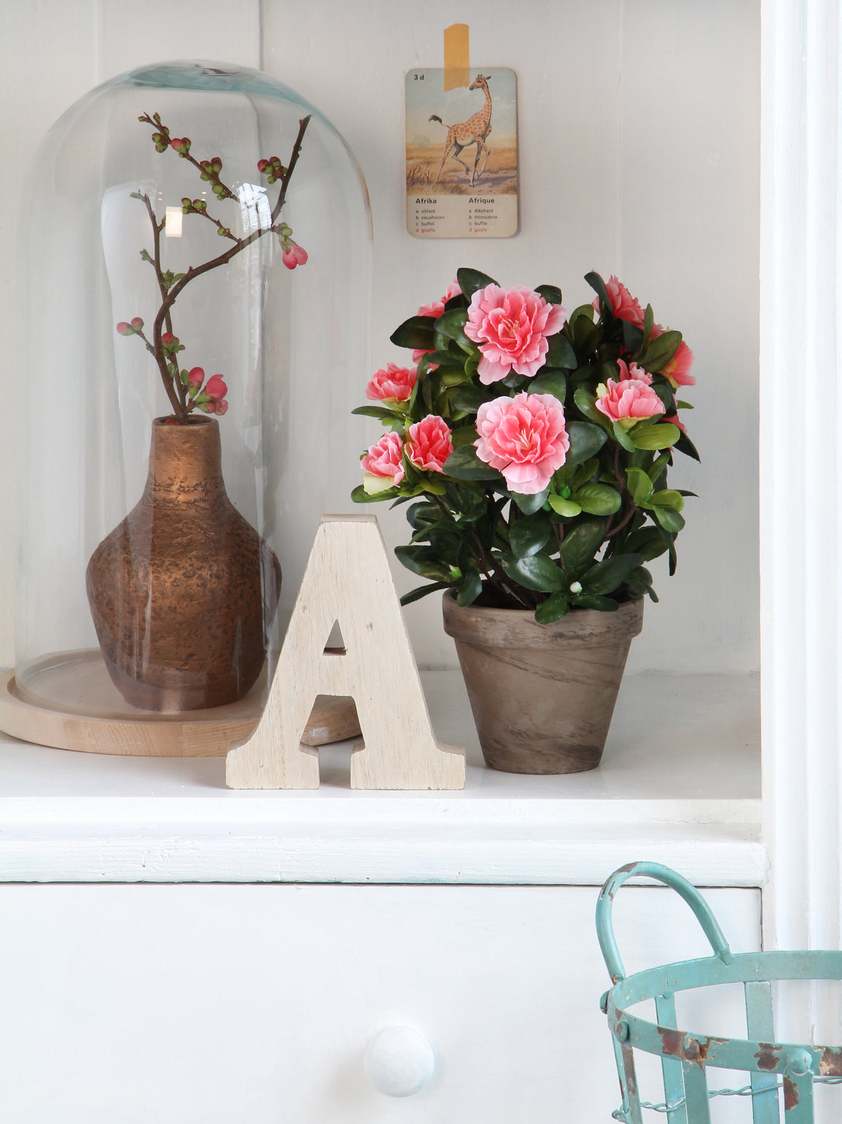Glasklokke og kunstig azalea ferskenfarvet