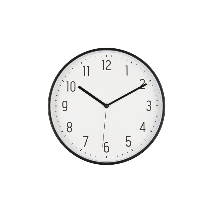 Sort vægur med tydelige sorte tal og visere fra Ib Laursen