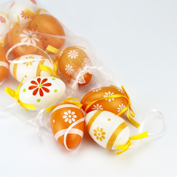 Påskeæg i plast i orange og hvide til dekoration ude og inde
