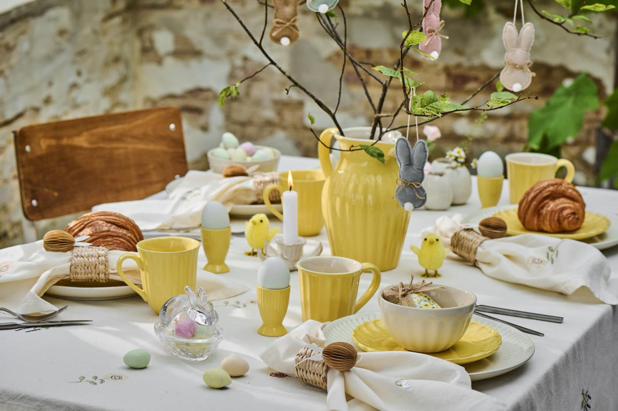 Påskepyntet bord med Mynte kande som vase