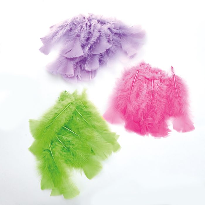 Farvede fjer i 3 farvevarianter lilla, pink og grøn.
