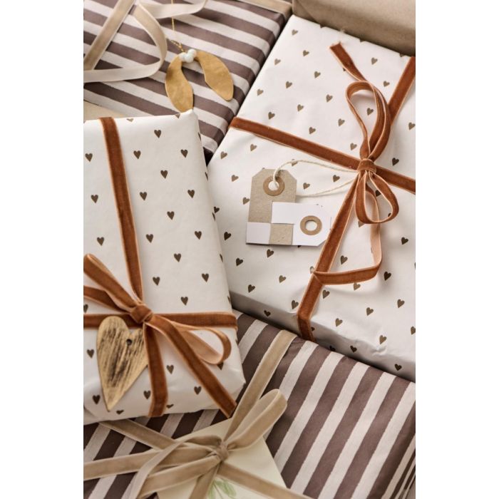 Julegavepapir med brune hjerter