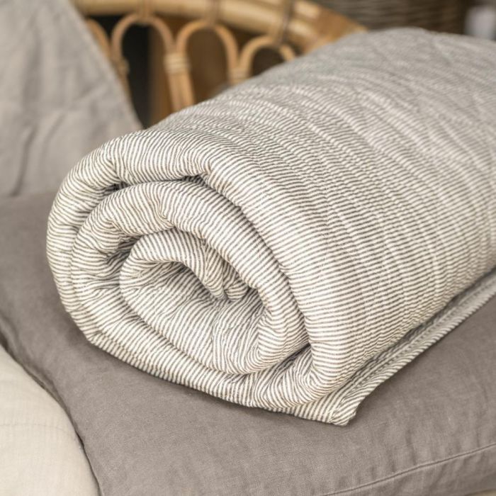 Quilt med hvide og jordfarvede mælkedrengestriber