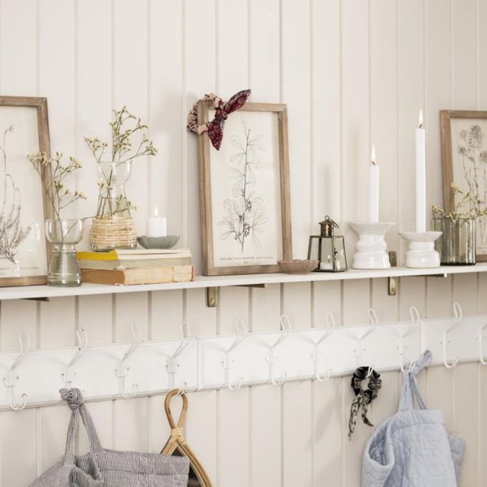 Ib Laursen guldfarvet mini lanterne 12 cm med blomstermønster på hylde med lys og forskellige billeder