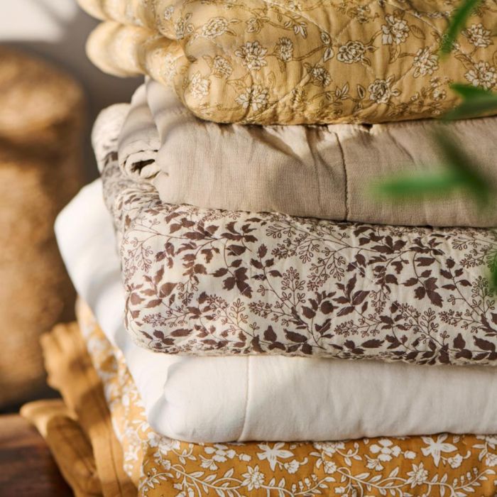 Quilt naturfarvet med løvmønster