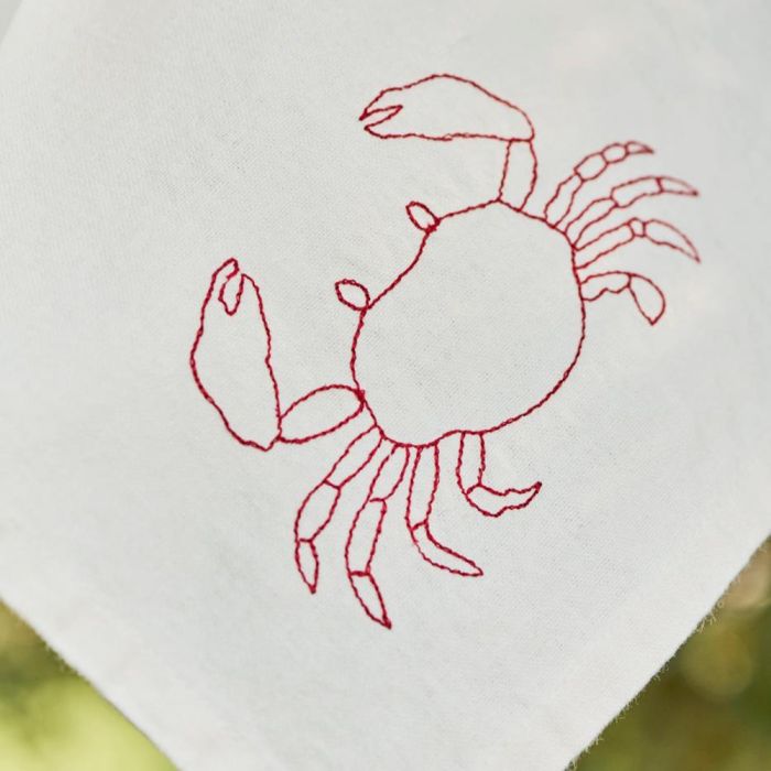 Ib Laursen Atlantis viskestykke med krabbe hænger til tørre udendørs