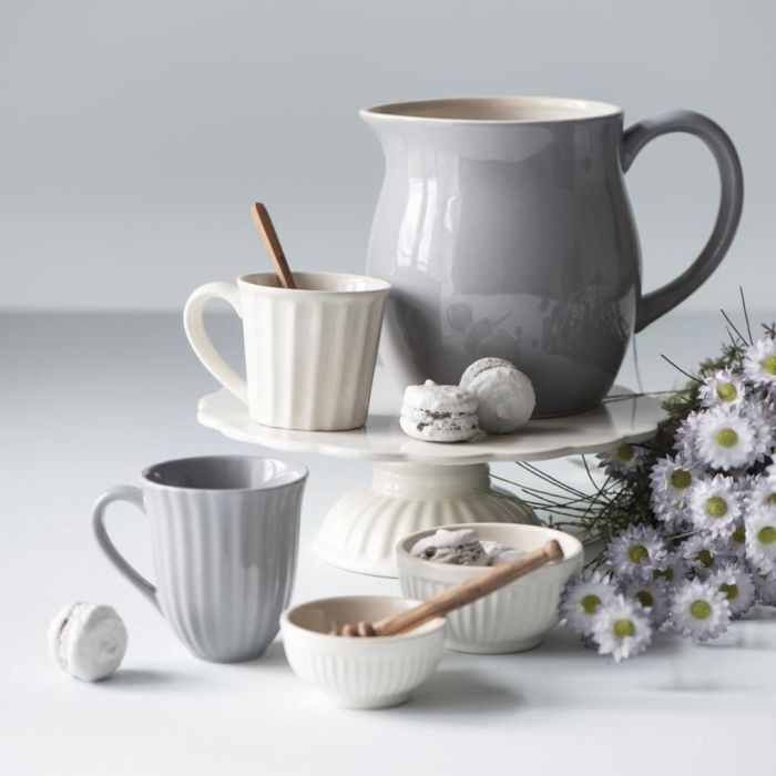 Kagefad på fod fra Ib Laursen Mynte i farven butter cream med kander og krus