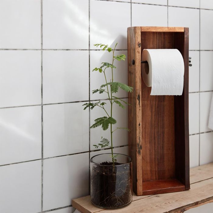 Ib Laursen Unika toiletrullekasse i genbrugstræ med toiletrulle og sovetræ i potte ved siden af
