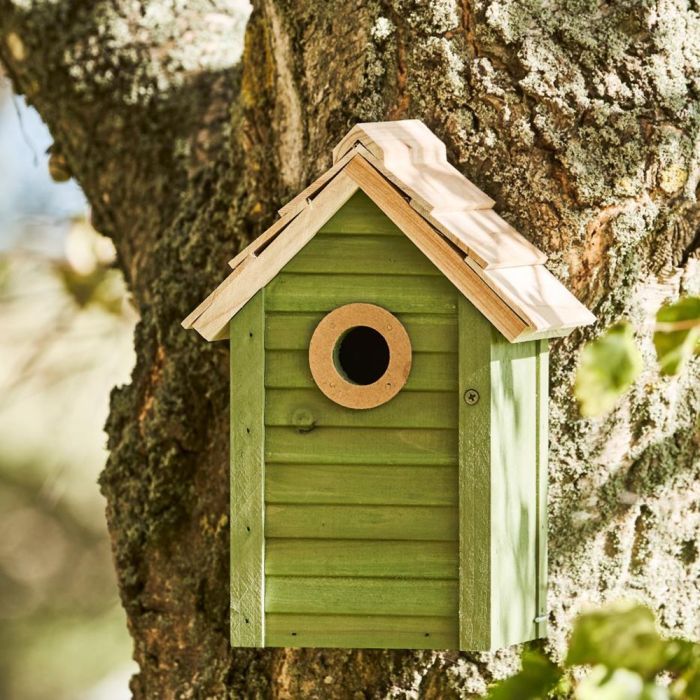 Ib Laursen fuglehus i grøn malet fyrretræ hængende på træstamme