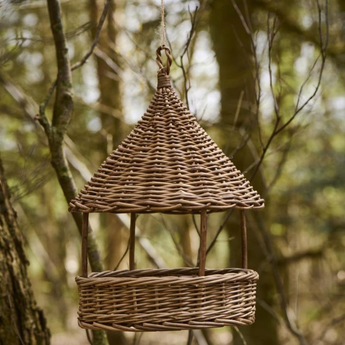 Fuglefoderhus i flettet pil fra Ib Laursen hængende i et træ