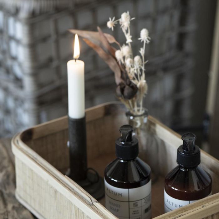 ALTUM Golden Grass håndsæbe 250 ml fra Ib Laursen i fletkurv med levende lys