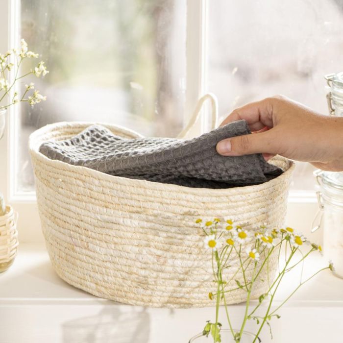 En person løfter på Ib Laursen antracit Liseleje håndklæde 50x100 cm