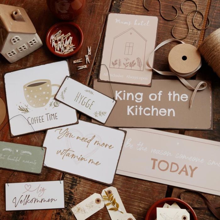 Mange metalskilte fra Ib Laursen