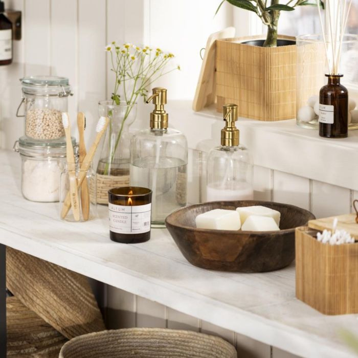 Ib Laursen sæbedispenser glas og messingfarvet pumpe på hylde i badeværelset