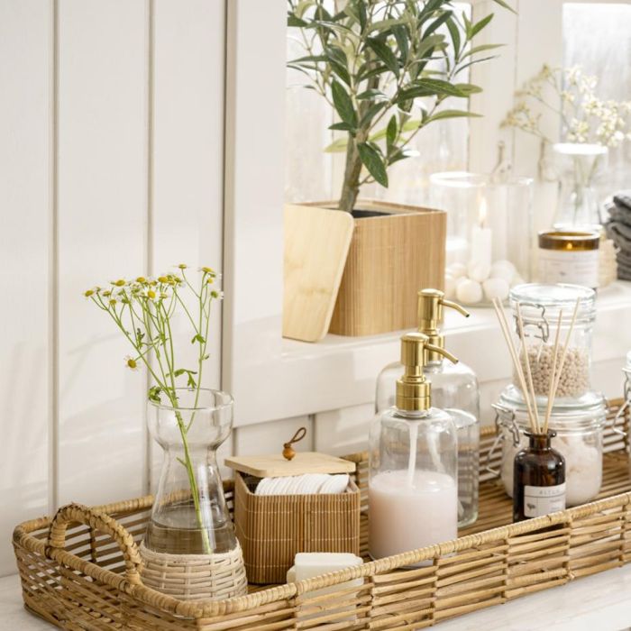 Ib Laursen sæbedispenser glas og messingfarvet pumpe med hvid sæbe på bakke i badeværelse