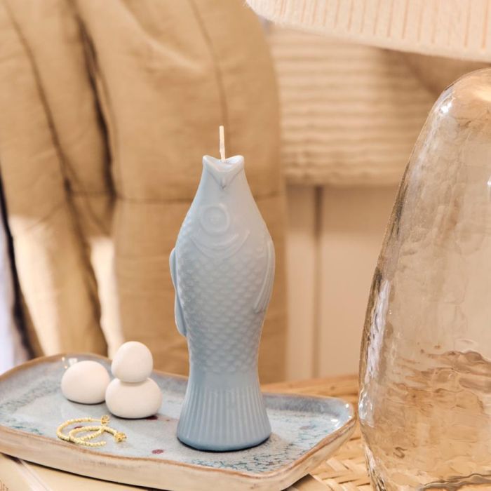 Dekorativt stearinlys formet som fisk fra Ib Laursen på blåt fad