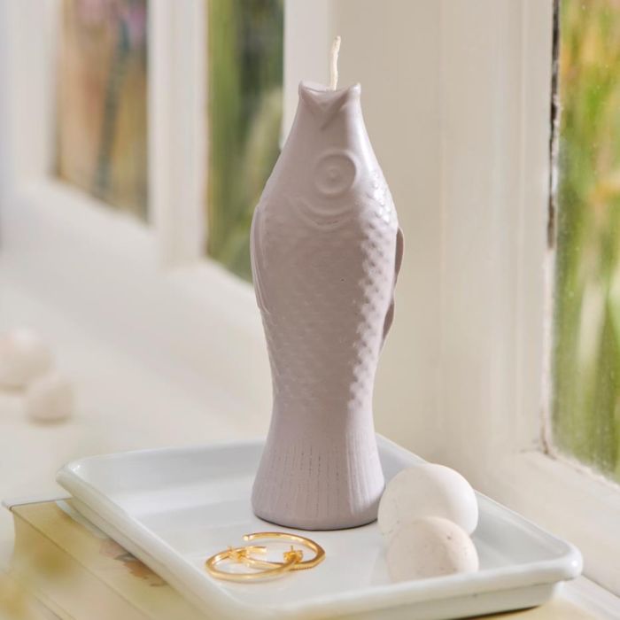 Ib Laursen stearinlys formet som fisk i hørfarvet på hvid bakke med guldøreringe