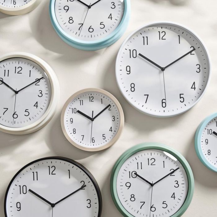 Flere vægure med tydelige sorte tal og visere fra Ib Laursen