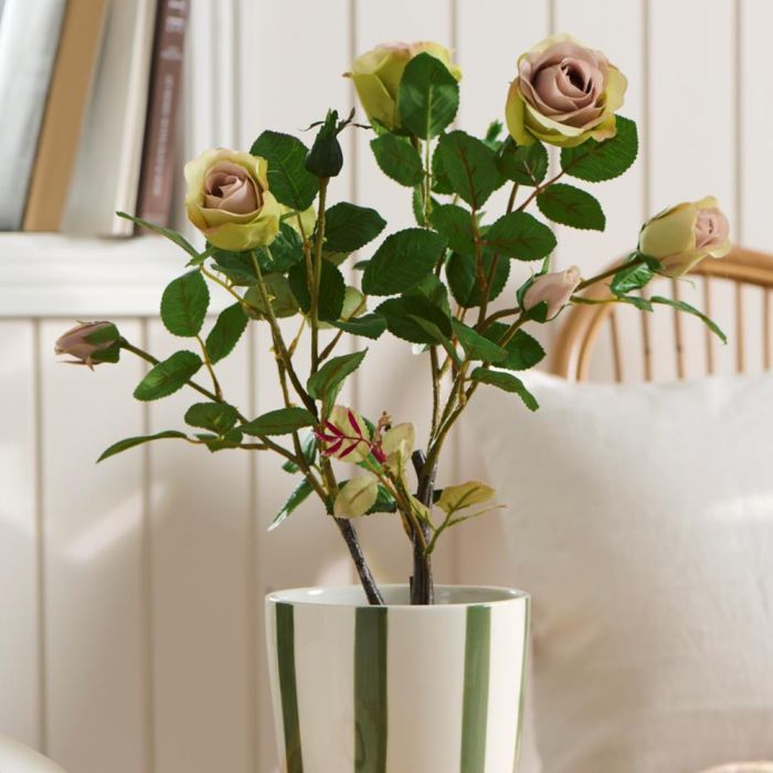 Kunstig rose i rosa i potte fra Ib Laursen i grøn/hvid urtepotteskjuler