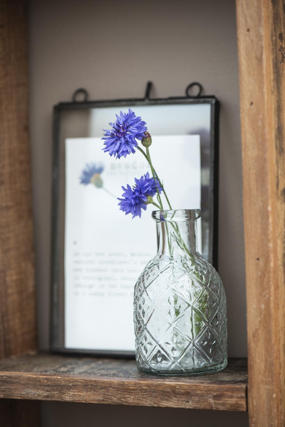 Apotekerglas med harlekinmønster og med blå kornblomster i